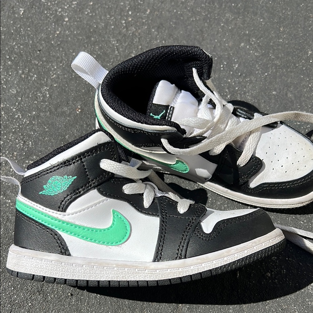 Aqua black and white jordans size 9c